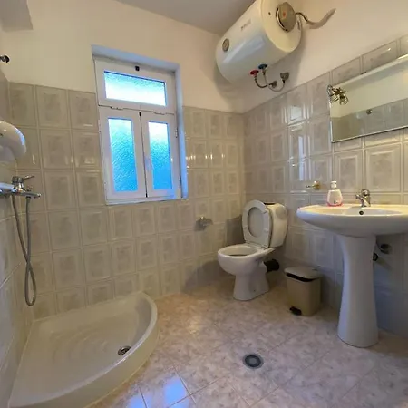Lovely 2 Bedroom Unit With Garden View Center Apartament Saranda