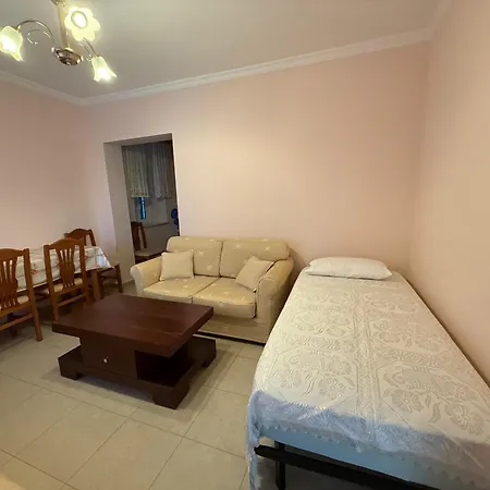 Lovely 2 Bedroom Unit With Garden View Center Apartament Saranda
