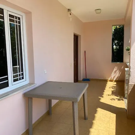 Lovely 2 Bedroom Unit With Garden View Center * Saranda