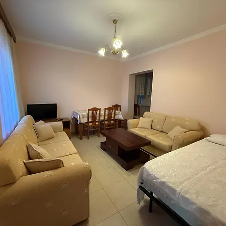 Lovely 2 Bedroom Unit With Garden View Center Daire